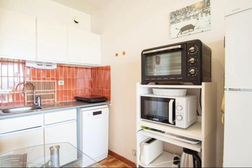 Bright 26 m with pool and sea view