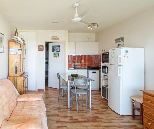 Bright 26 m with pool and sea view