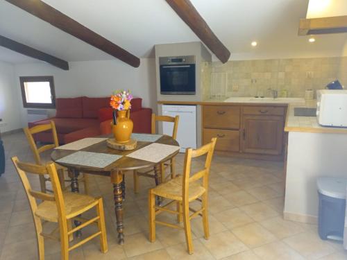 a kitchen and dining room with a table and chairs at Le Pied-Redon in Lafare