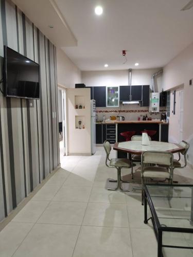 a kitchen and dining room with a table and chairs at Casa chalet cerca nodo y estadio in Santiago del Estero
