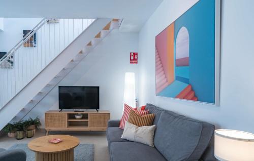 Stylish City-Centre Apartment with Private Terrace, Pool & Parking