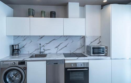 Stylish City-Centre Apartment with Private Terrace, Pool & Parking