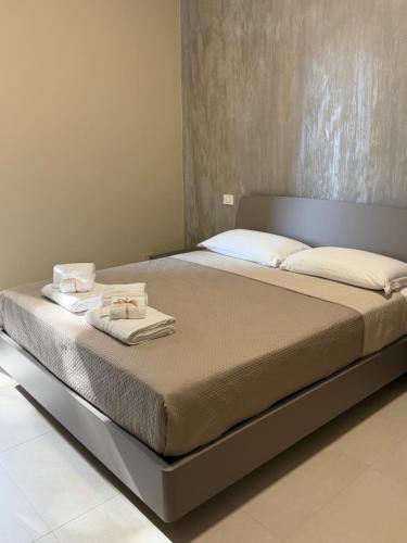 a bed with two towels on top of it at Villa Casinelli B&B in Isola del Liri