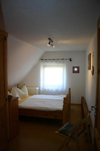 a bedroom with a large bed with a window at Boddenbrise in Born