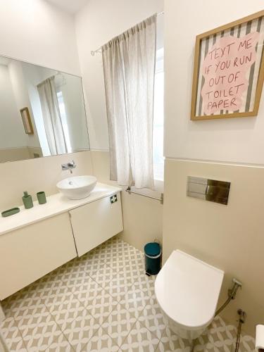 Lisbon Charming Santos Apartment with Patio