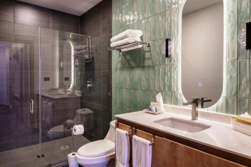 ein Badezimmer mit Toilette, Waschbecken und Dusche in der Unterkunft Best Western Plus Hotel Terraza in San Salvador