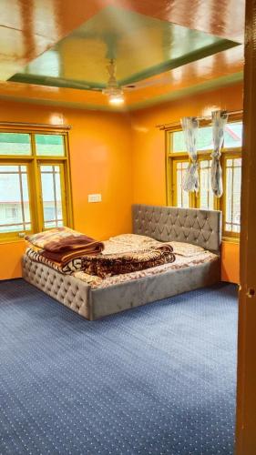 a large bed in a room with two windows at Samoon guest house in Wāmpor