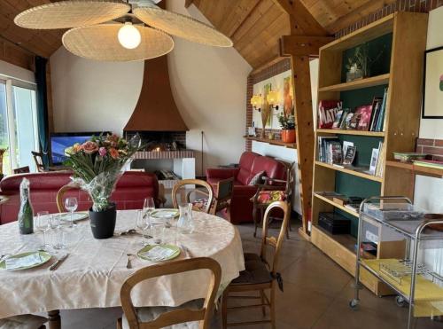 a dining room with a table and chairs at La Cour des Miracles Gîte in Sequehart