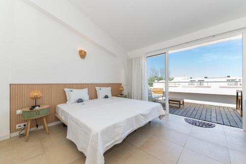 Golden Sea View - Studio with Beach & Pool Included