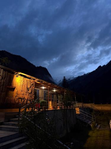a house at night with the lights on at Anakar resort in Kalām