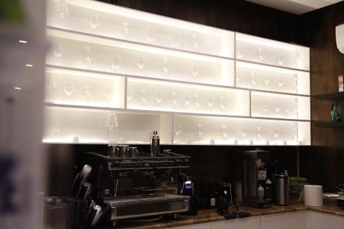 a kitchen with glasses on the wall at Artal Taiba Hotel in Medina