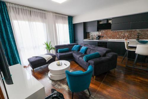 a living room with a couch and a table at Blu Petrolio Stay-Karabas Apartments-parcheggio in Vicenza