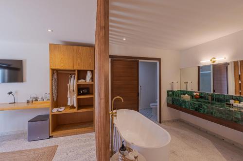 a large bathroom with a tub and a sink at Abasolo Clubhouse in La Paz