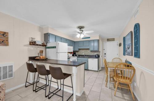 Beachside Condo - Sleeps 7! photo 4