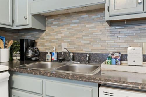 Beachside Condo - Sleeps 7! photo 6