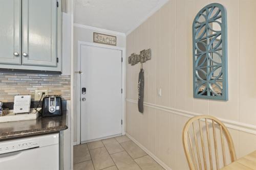 Beachside Condo - Sleeps 7! photo 8