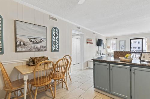 Beachside Condo - Sleeps 7! photo 10