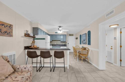 Beachside Condo - Sleeps 7! photo 11