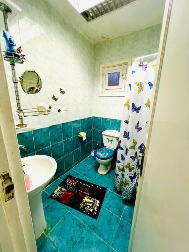 a bathroom with a toilet and a sink at شاليه in Dawwār Abū Maḩrūs