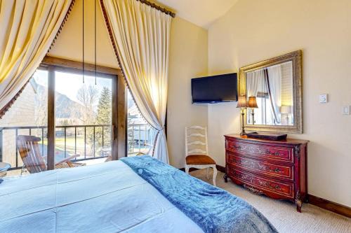 a bedroom with a bed and a mirror and a window at The Silver Saddle in Ketchum