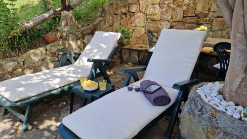 two chairs sitting next to a table at La casina de Pili in Villaviciosa