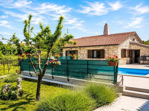 Holiday Home Haus Plum by Interhome