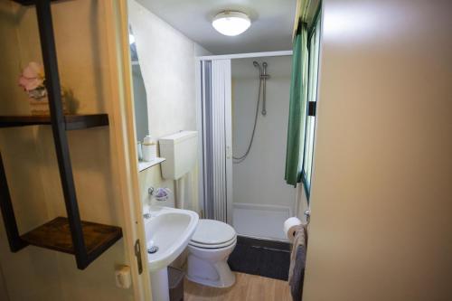 a bathroom with a toilet and a shower and a sink at Belmonte Ranch in Belmonte Castello