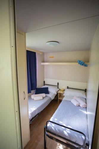 a room with two beds and a mirror at Belmonte Ranch in Belmonte Castello