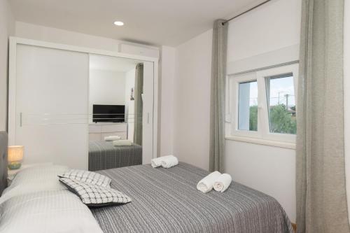 a bedroom with two beds and a mirror at Villa The Rock in Unešić
