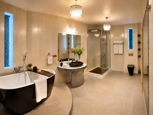 a large bathroom with a tub and a shower at Brzegowy Relaks in Mszana Dolna