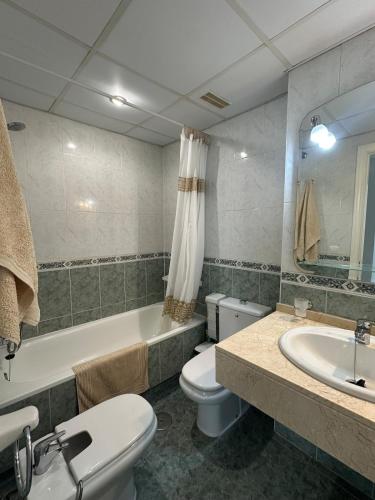 Lorcrimar III Apartment with Sea Views, Pool, Paddle Courts and Parking