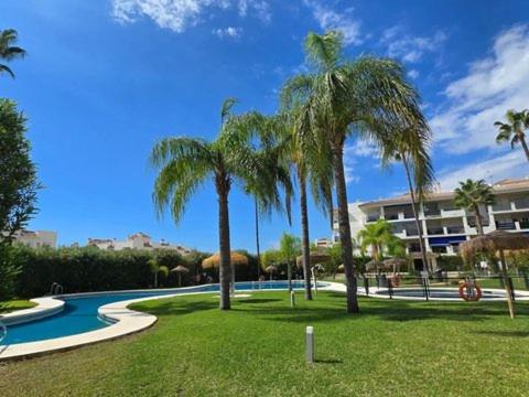 Lorcrimar III Apartment with Sea Views, Pool, Paddle Courts and Parking