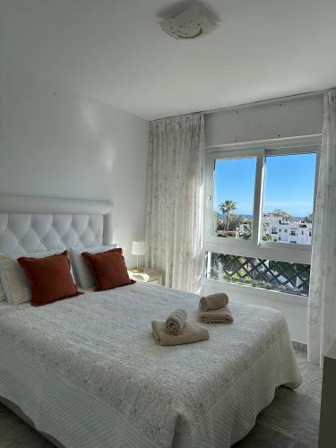 Lorcrimar III Apartment with Sea Views, Pool, Paddle Courts and Parking