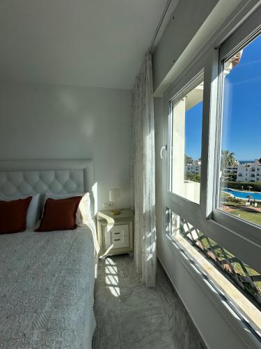 Lorcrimar III Apartment with Sea Views, Pool, Paddle Courts and Parking