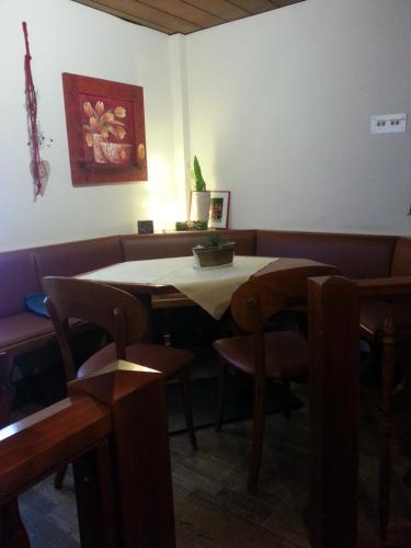 Restoran atau tempat lain untuk makan di Heidi's ART