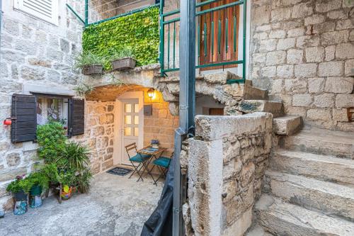 STONE HOUSE Lovric