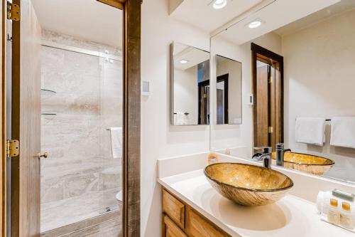 a bathroom with a bowl sink and a shower at Bridgepoint Condo on Trail Creek in Ketchum