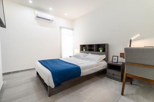 Un pat sau paturi într-o cameră la Departamento con WiFi y aire acondicionado Ubicado a 1 min de CAS