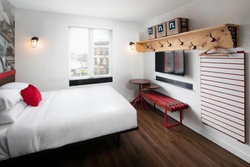 a bedroom with a bed and a television at Hotel RL Brooklyn in Brooklyn