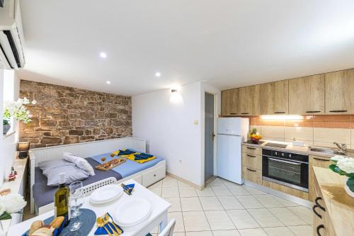 STONE HOUSE Lovric