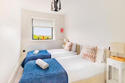a bedroom with two beds and a window at Stylish Central Location Apartment in Norwich