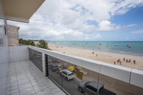 desde el balcón de un edificio con vistas a la playa en Pousada Vela Mar, en Maragogi