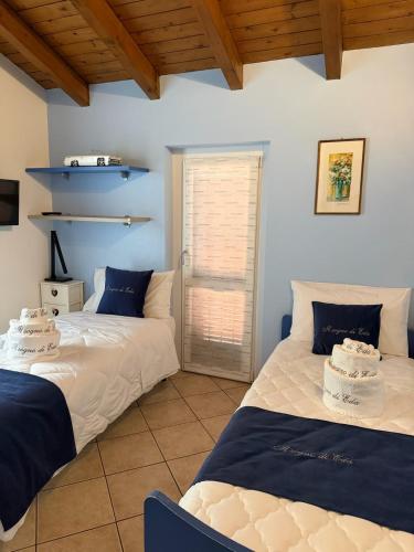 two beds in a room with a window at Il sogno di Eda in Mozzate