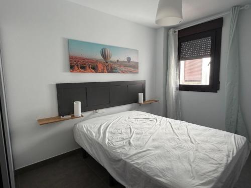 a bedroom with a bed and a picture on the wall at FoFo Apartamento 78 in Cijuela