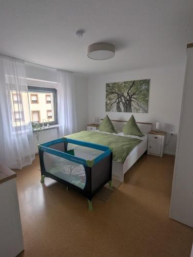 ein Schlafzimmer mit einem Bett und einem Fenster in der Unterkunft Kornkammer - Ferienhaus NaheZeit Bostalsee in Nohfelden