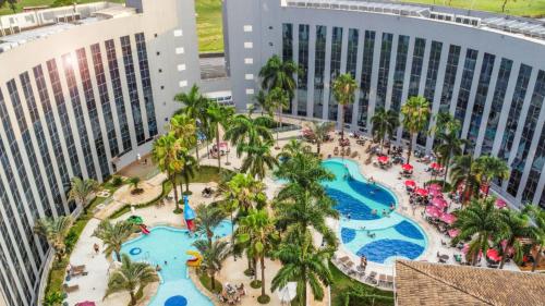an aerial view of the pool at the resort at Barretos Park Hotel in Barretos