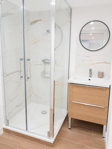 a bathroom with a shower and a sink at Chez Aurel et Ju in Tournon-sur-Rhône