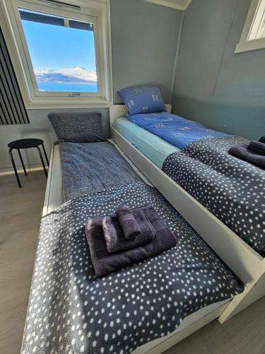 two beds sitting next to each other in a room at Oldervik Sea House in Tromsø