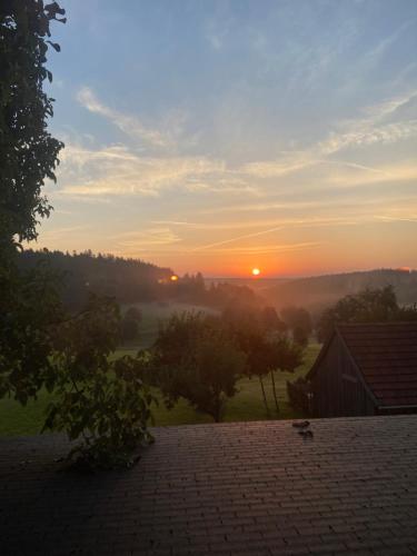 a sunset from the backyard of a house at Gemütliches Doppelzimmer mit Balkon und Saunaoption Nordschwarzwald in Simmersfeld