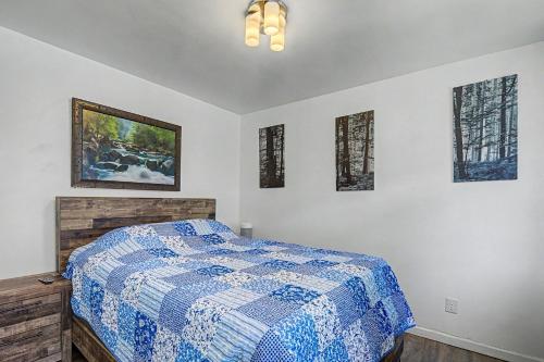 a bedroom with a bed with a blue and white quilt at 410 E 45th ave Unit 3 in Anchorage